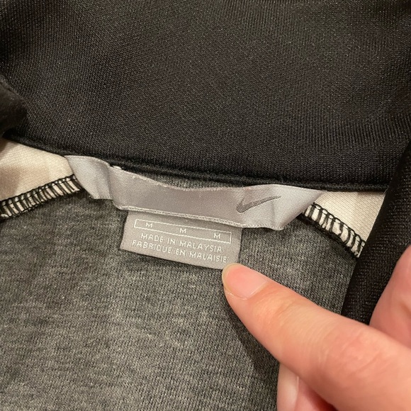 Nike zip up jacket size medium! Unisex. - Picture 3 of 3